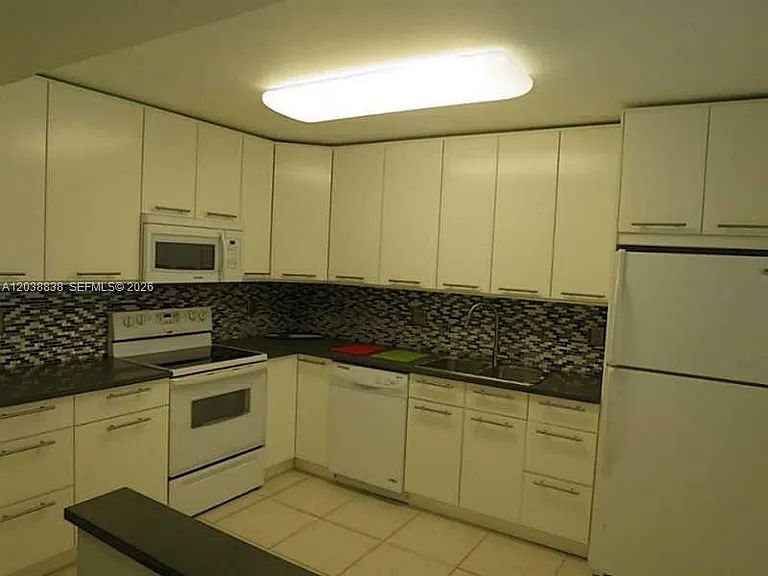205 Lakeview Dr #202 — Photo 2