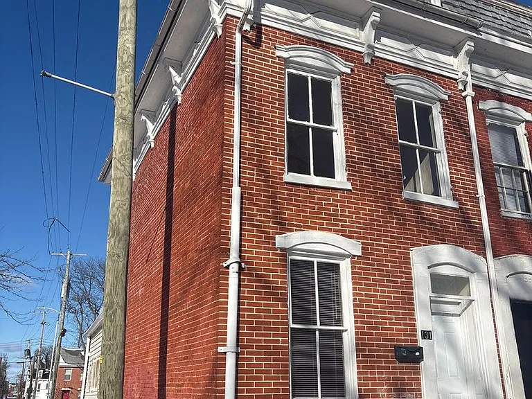 131 E Maple St — Photo 1