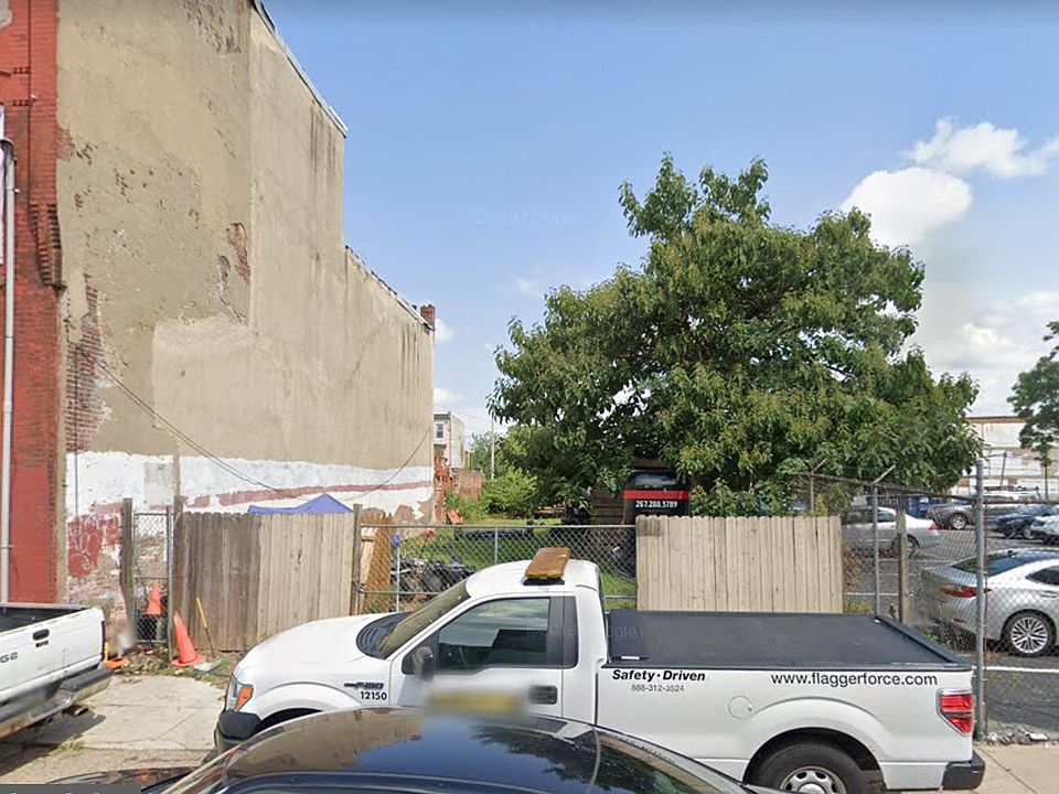 1st image of 2725 N Park Ave