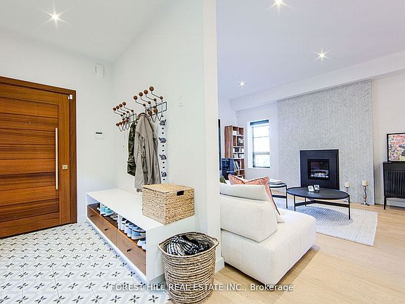 3rd image of 257 Manor Rd E