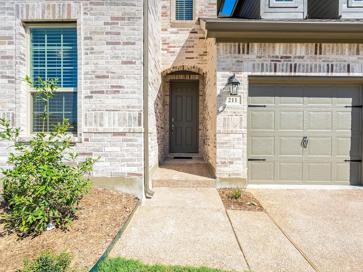4 bed, 2433 sqft, $2,950 — Photo 2