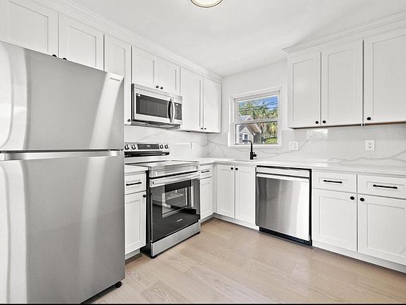 5th image of 877 1/2 14th Ave N #2
