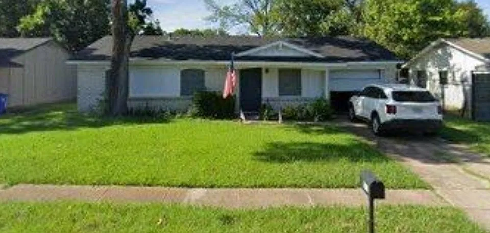 15115 Oakwood Ln
