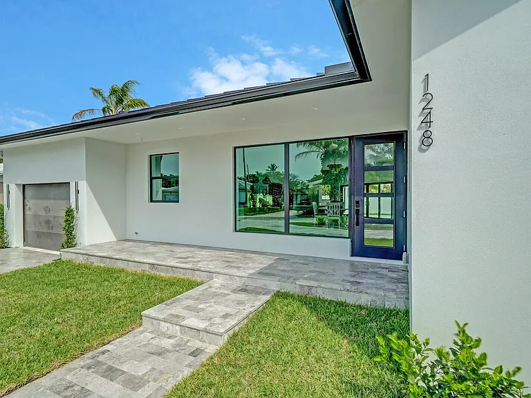 1248 N Harbor Dr — Photo 4