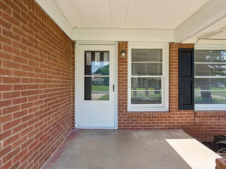 1603 Carlisle Ct — Photo 4