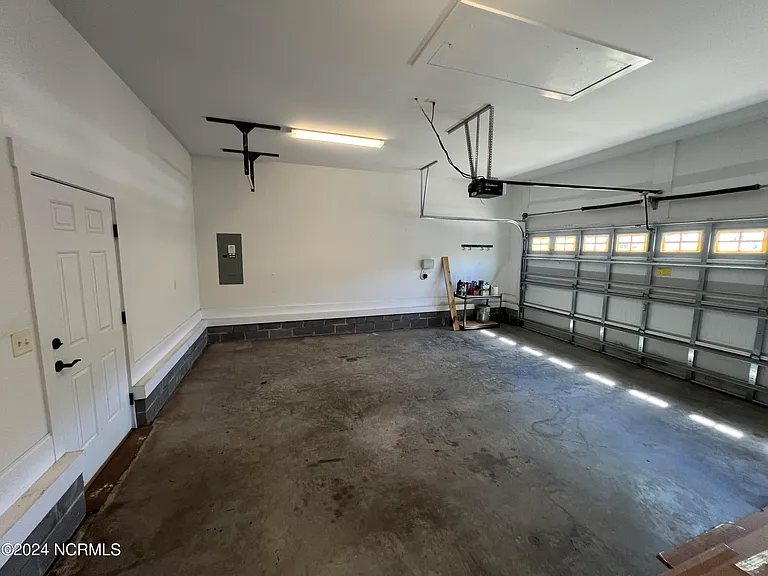 1211 Daisy Ct — Photo 16