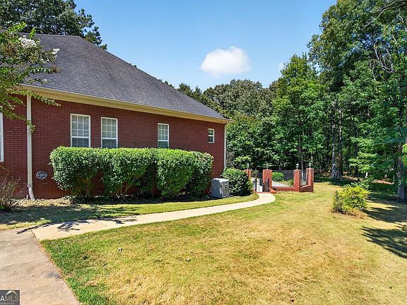3rd image of 4002 White Oak Ln