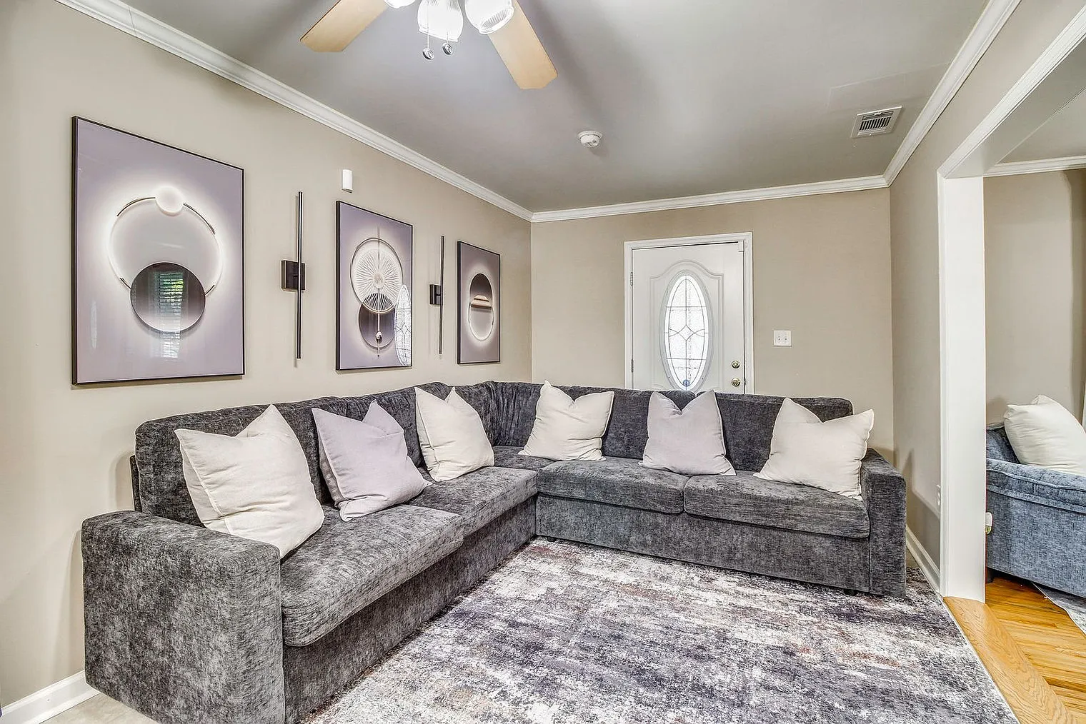 3 bed, 1.0 bath, 1270 sqft, $5,056 — Photo 2