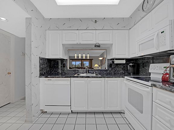 4th image of 7260 Kinghurst Drive #307