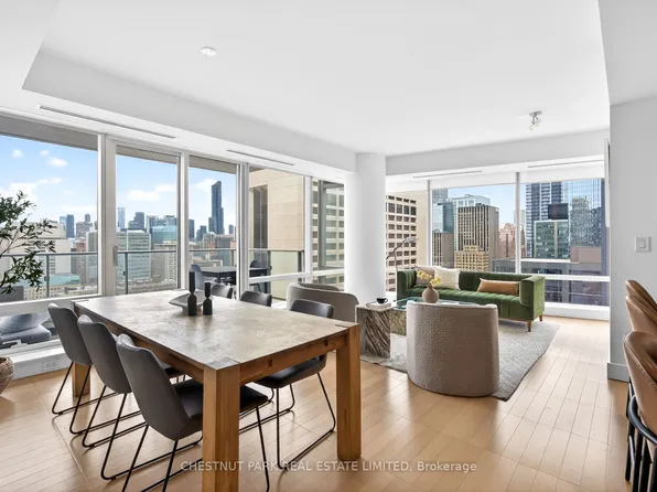 180 University Ave #2806, Toronto, ON M5H 0A2