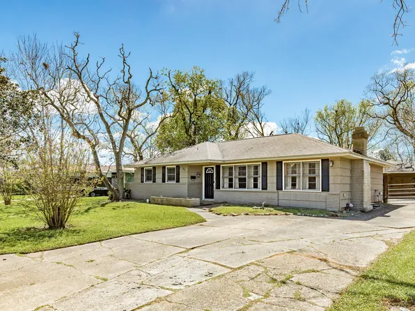 120 Palm Ln, Lake Jackson, TX 77566