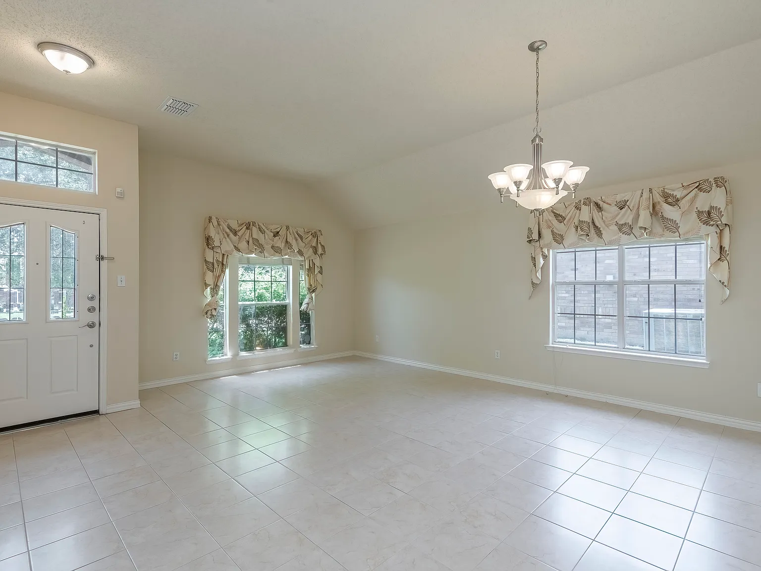 4 bed, 2158 sqft, $2,750 — Photo 3