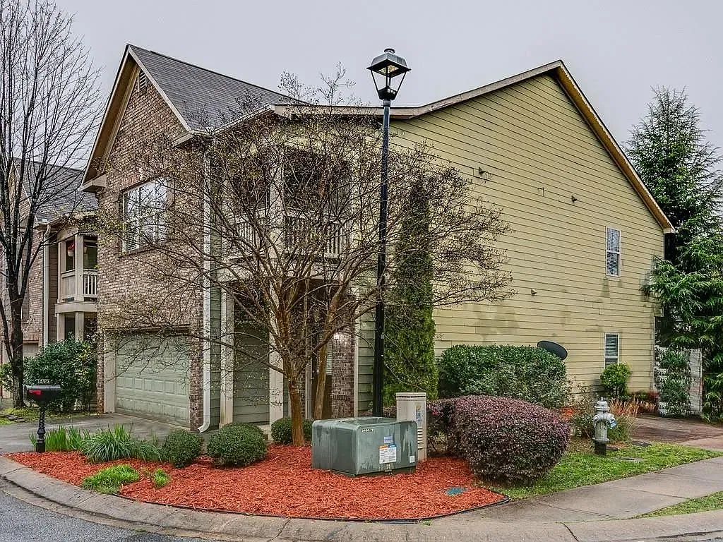 4 bed, 3.0 bath, 2165 sqft, $2,500 — Photo 2