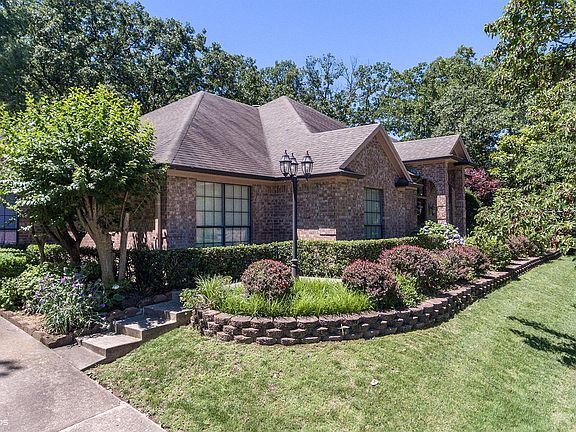 2nd image of 932 Crooked Oak Dr