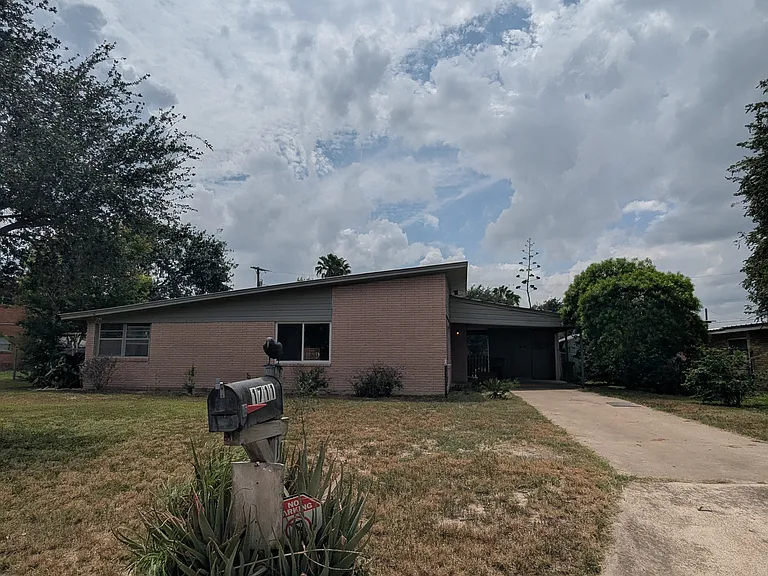 1711 Charles Cir — Photo 2