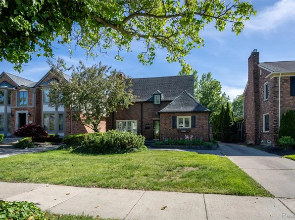 1481 Oxford Rd, Grosse Pointe Woods, MI 48236