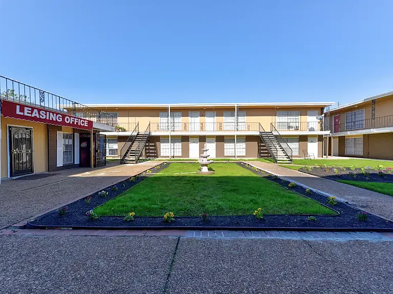 Schroeder Apartments — Photo 1