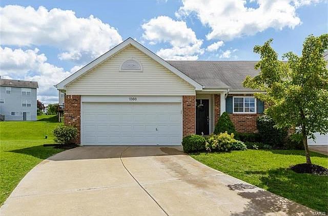 Beautifully updated, Spacious Villa in desirable Lake St Louis!