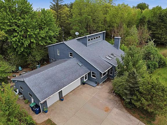 3rd image of 952 W RIVER ROAD