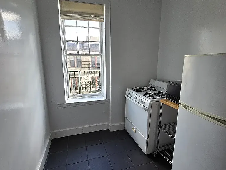 33 Bank St #27 — Photo 4