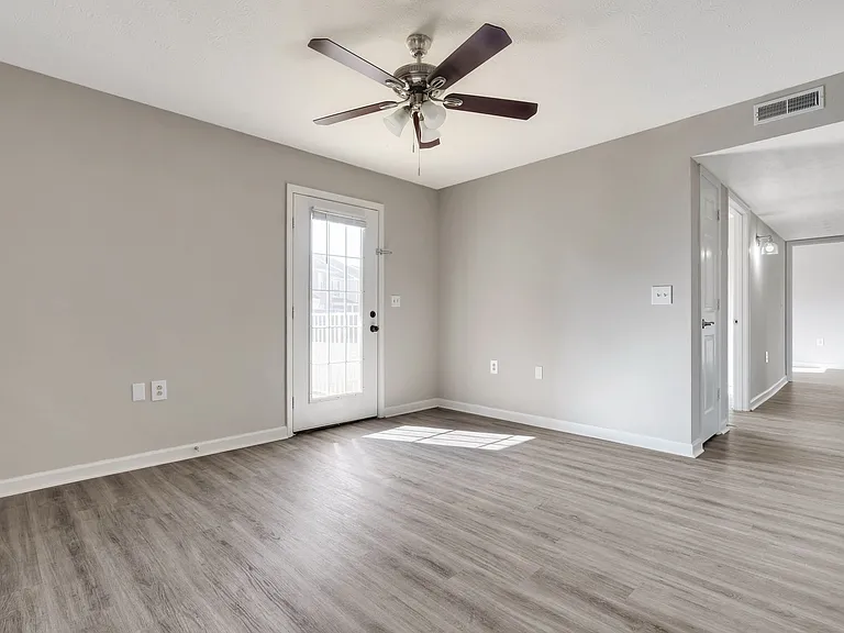550 New South Dr — Photo 2