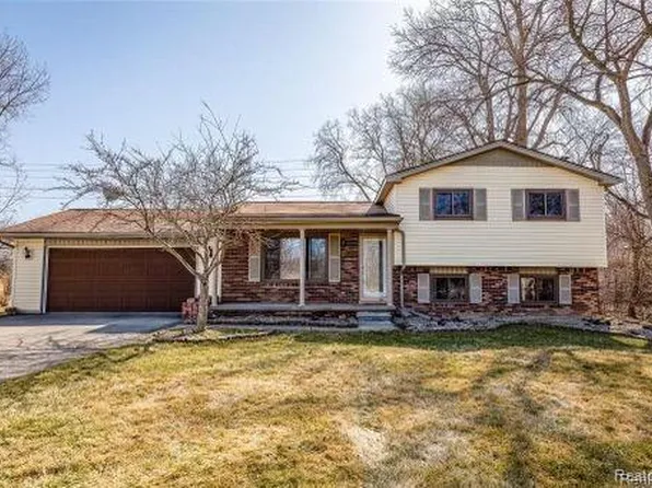 15877 Huron River Dr, Brownstown, MI 48173