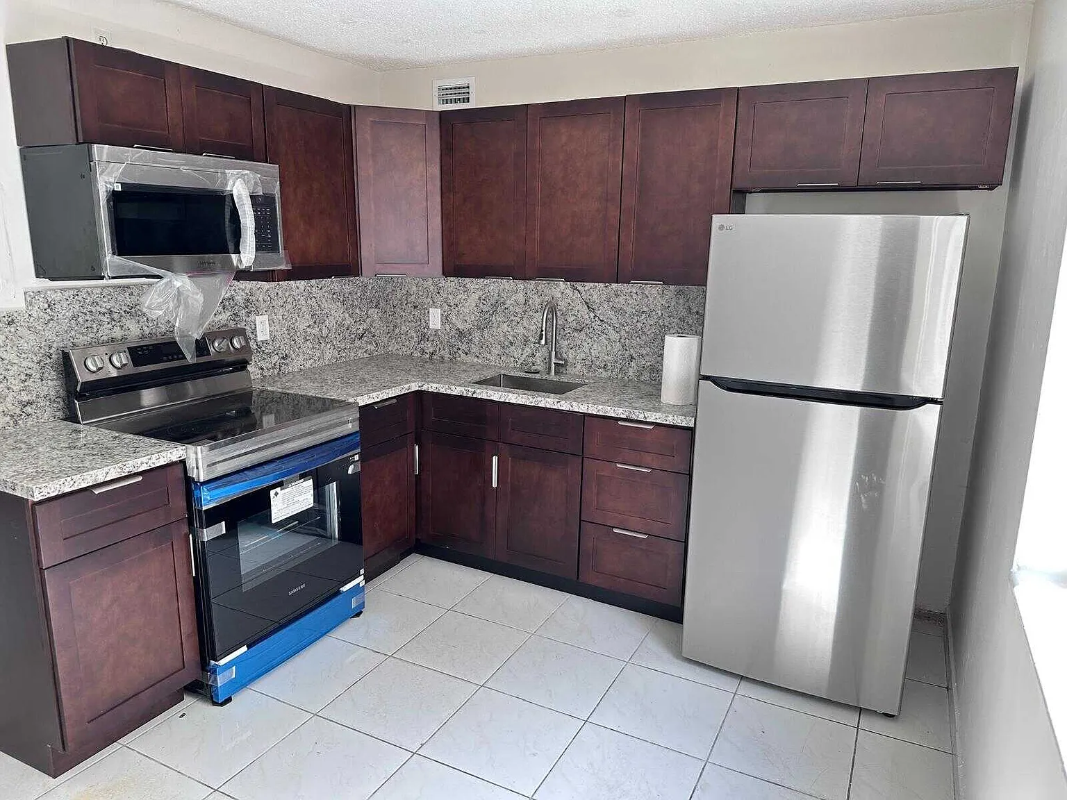 2 bed, 740 sqft, $2,000 — Photo 4