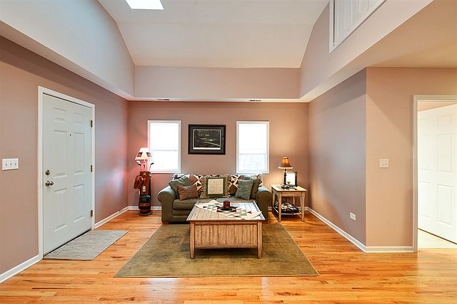 1st image of 1034 N Wolcott Ave APT 2R
