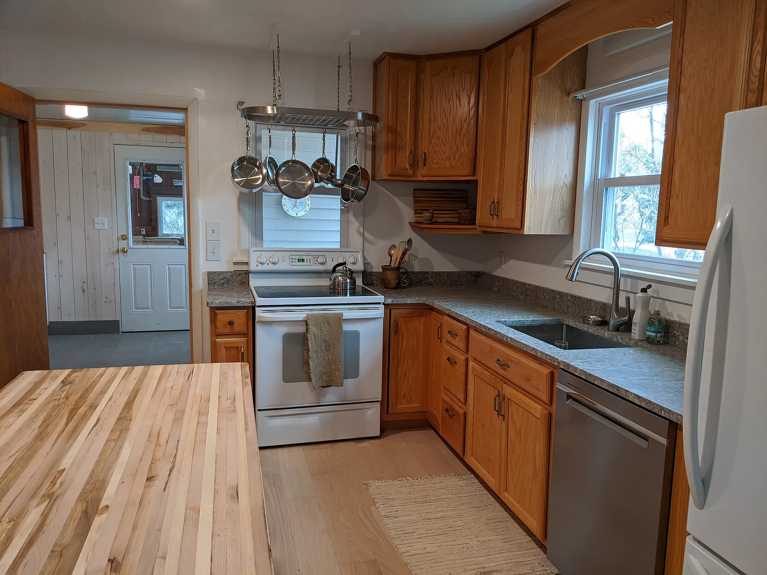 2 bed, 800 sqft, $1,400 — Photo 1