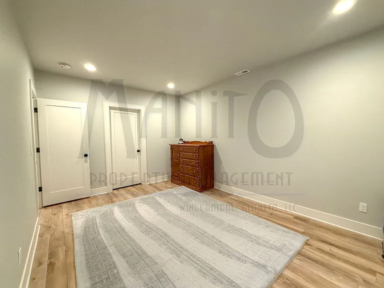 947 E 32nd Ave — Photo 19