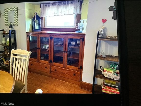 5th image of 303 Stewart St