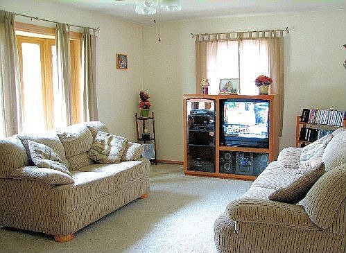 Immaculate, Carpeted Living Room