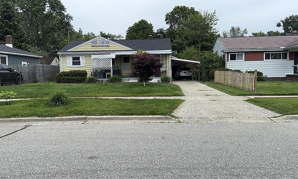 1st image of 585 Rosewood Ave