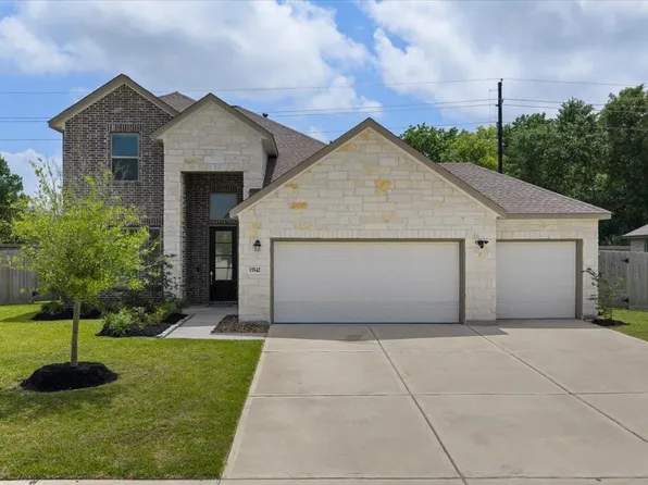 15542 Blue Lake Dr, Mont Belvieu, TX 77523