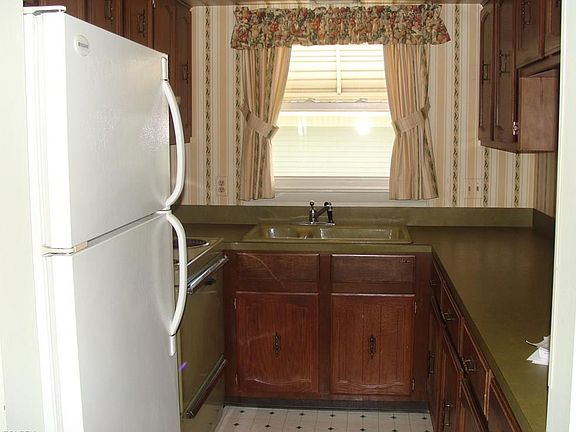 2nd image of 1339 Pembrooke Dr APT D