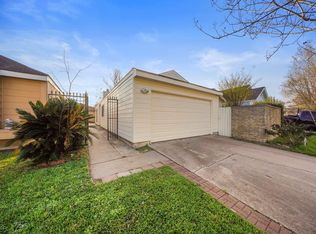 8811 Kalewood Dr, Houston, TX 77099