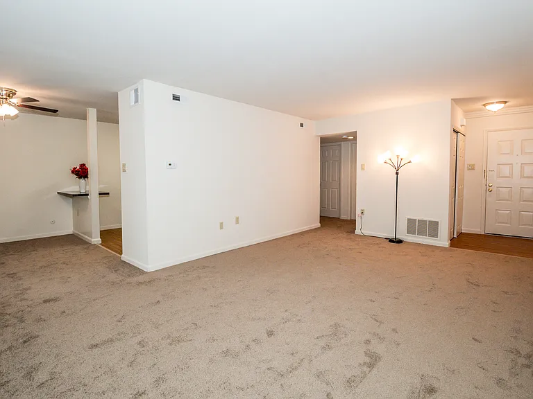 Robin Hill Apartments — Photo 6