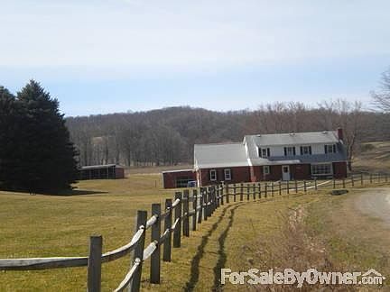 view from corner of property : A restful home well situated on this 4 1/2 ac conveniently located pr