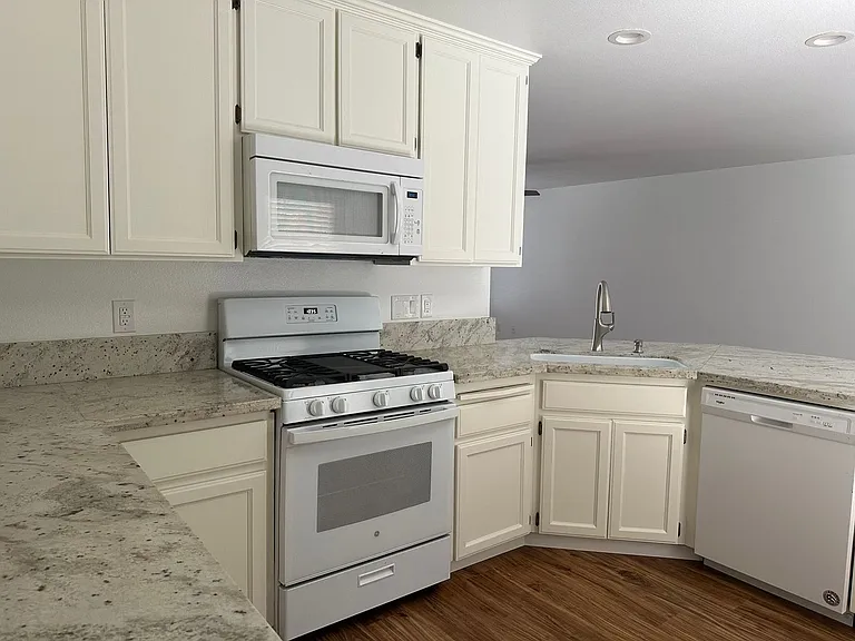 2601-2607 W Oriole Ave — Photo 2