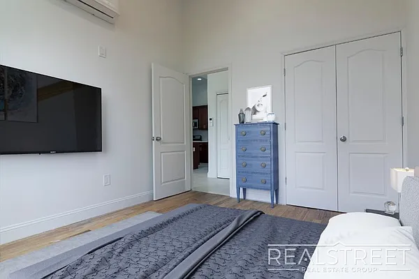 Rented by Real Street Inc | media 5