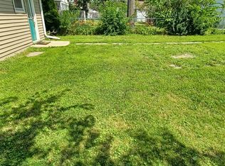 922 Center Point Rd NE, Cedar Rapids, IA 52402