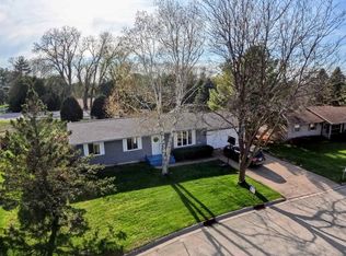 1440 Country Club Ct, Platteville, WI 53818