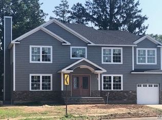 43 Lark Ct, Old Bethpage, NY 11804