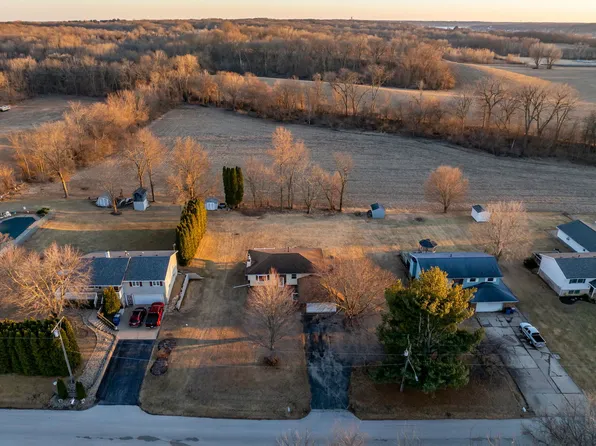 712 Fairfield Rd, Port Byron, IL 61275