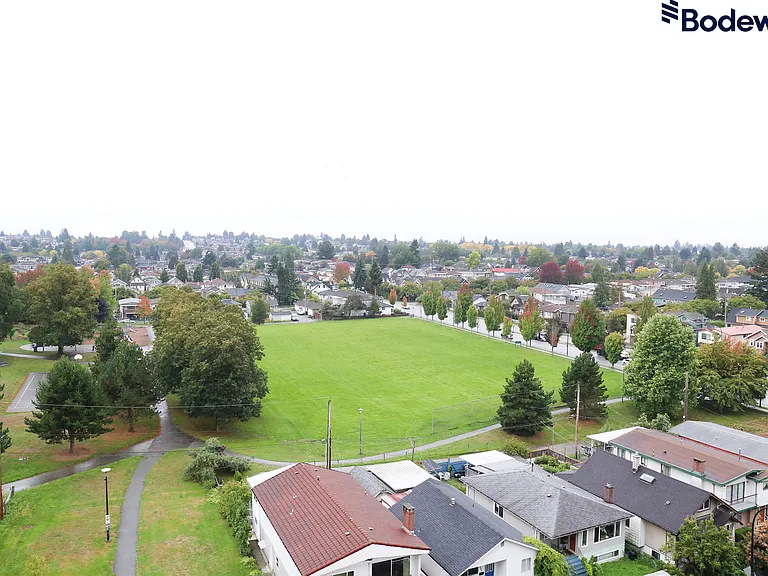 1483 King Edward Ave E — Photo 7