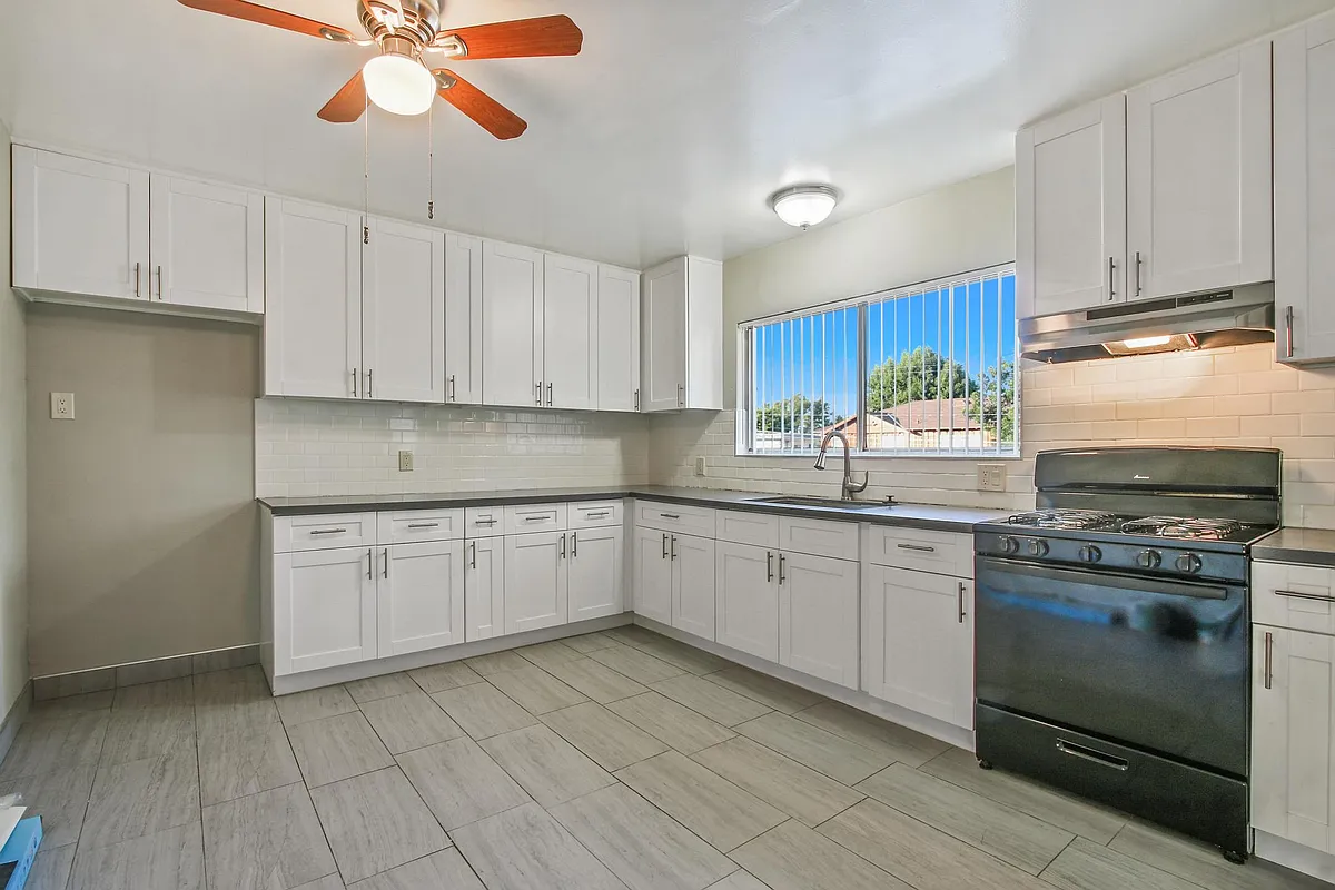 Building Photo - 15464 Moorpark St #4