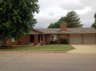 1009 Castle Dr, Weatherford, OK 73096