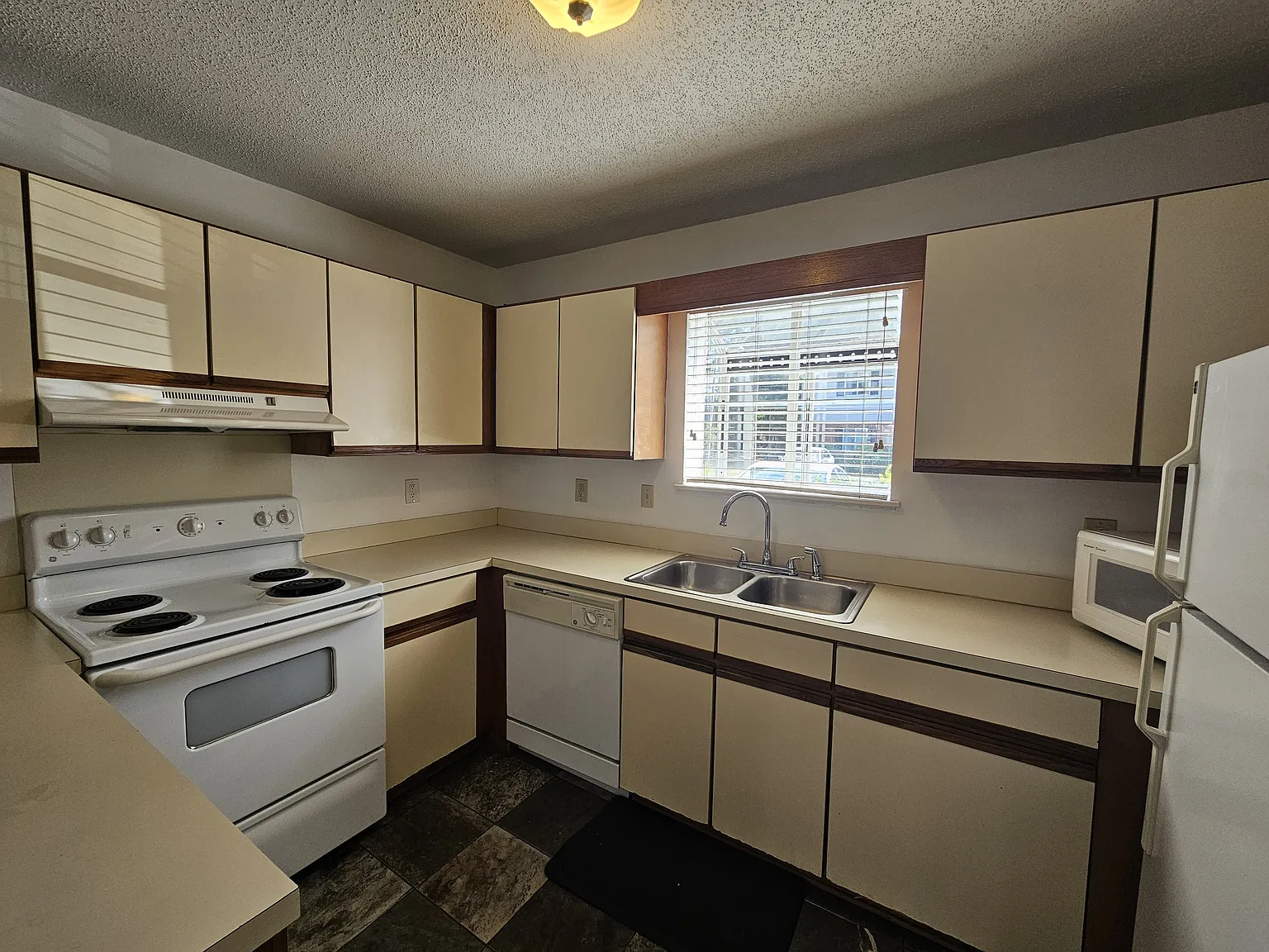2 bed, 989 sqft, $1,450 — Photo 2