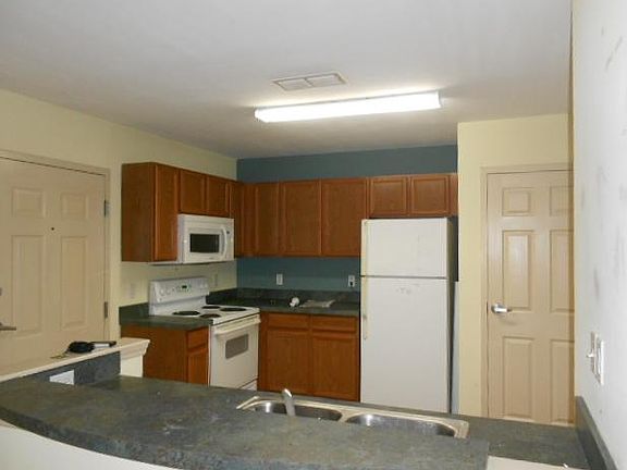 3rd image of 1609 W Pensacola St #221