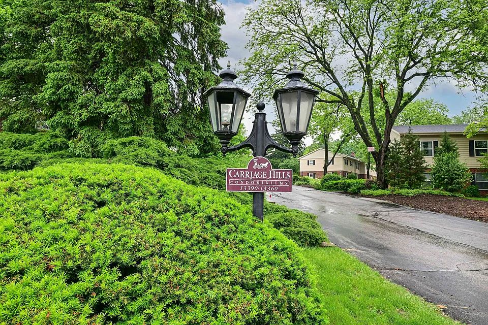 Carriage Hills entrance and drive